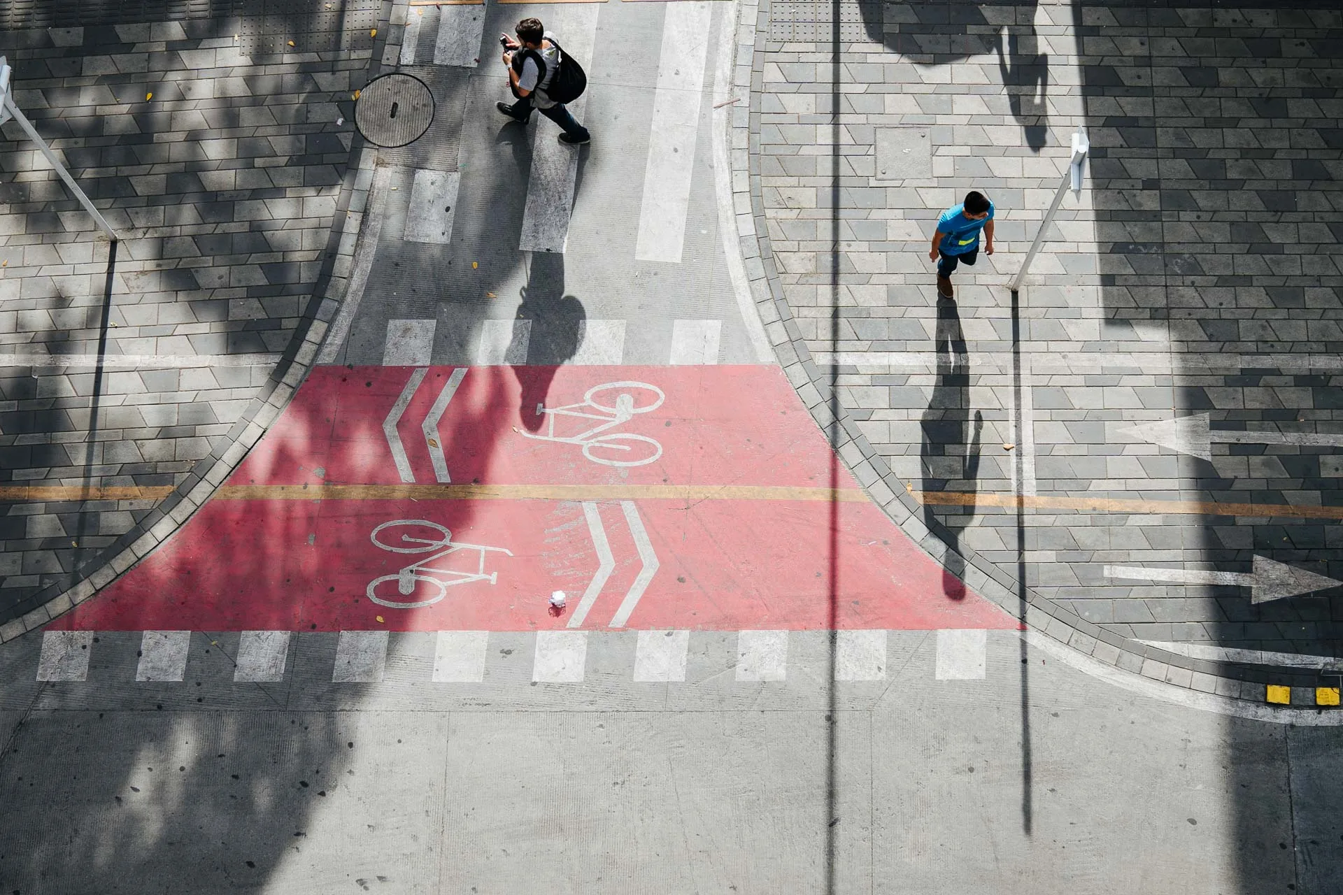 Perspectiva peatonal del Paseo Bolívar renovado con pisos continuos de concreto por Konkretus.